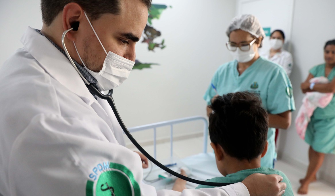 médico auscultando uma criança